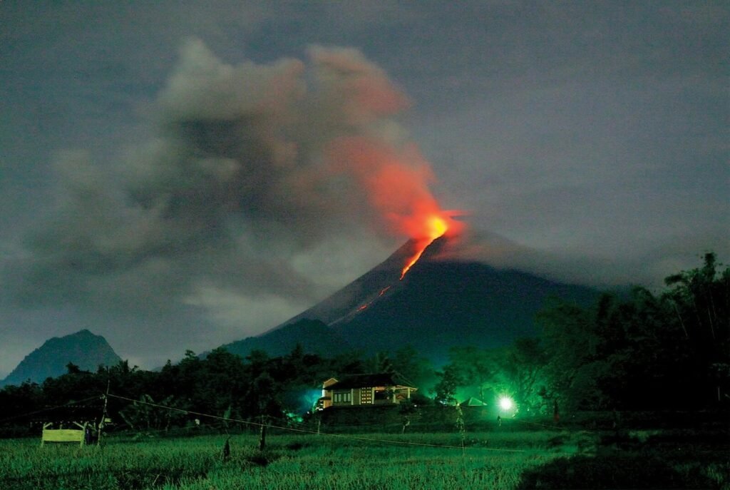 Erupção de vulcão na Indonésia contabiliza 22 mortos